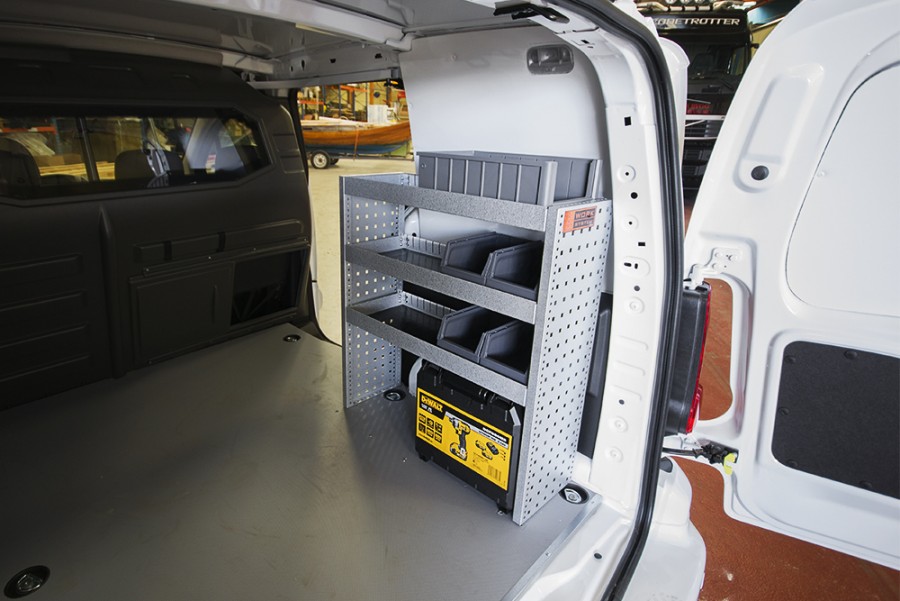 Montiertes H-BASIC in einem VW Caddy nah ansiecht.